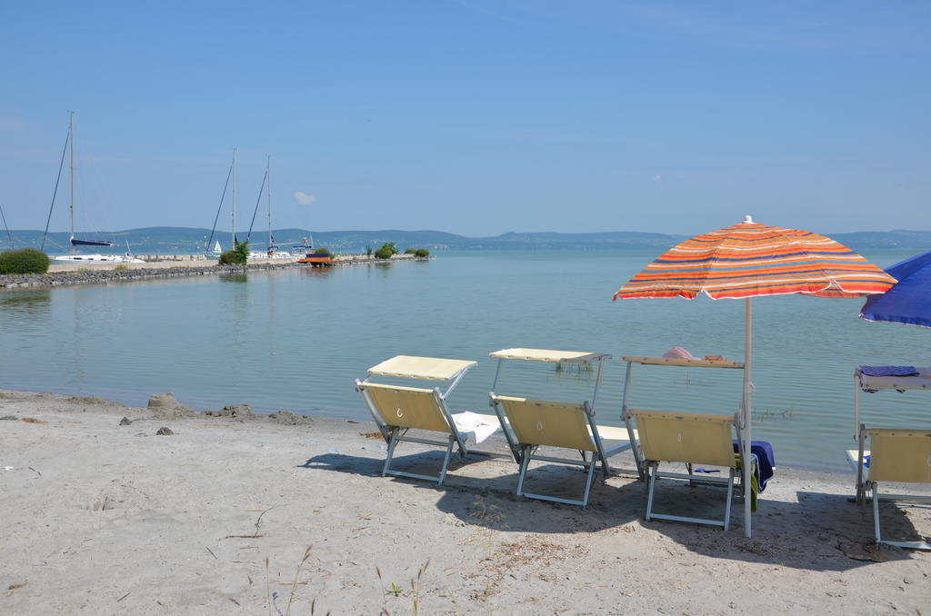 Modern Apartment With Lake View บาลาตอนแลลเล ภายนอก รูปภาพ
